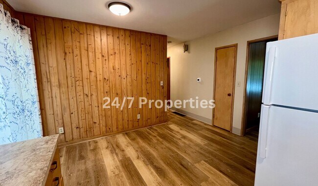Building Photo - Spacious 4BD I 2BA Home w/ Separate Living...