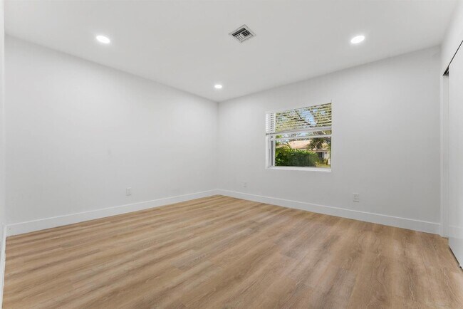 Building Photo - 632 Allen Ave