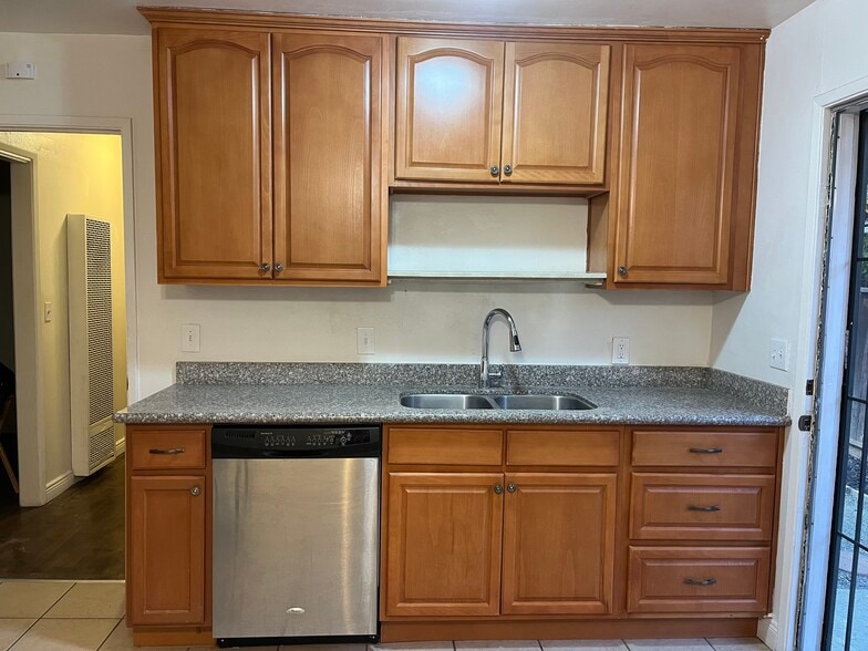 Kitchen - 921 Sherman Oaks Dr