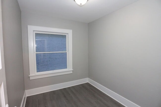 Building Photo - Large Frankfort Home!