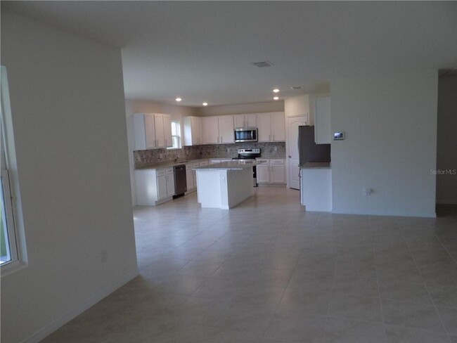 Building Photo - 4 BEDROOMS, 3.5 BATHS SINGLE FAMILY HOME I...