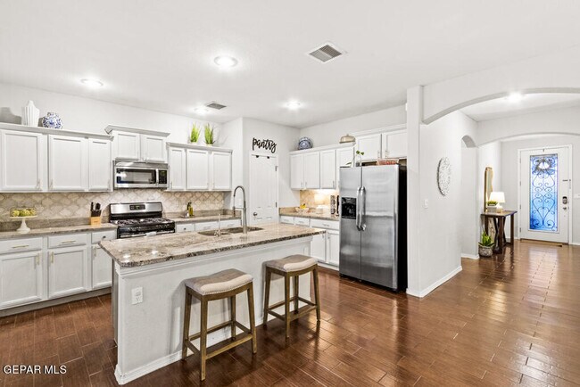 Building Photo - 7365 Dewberry Dr