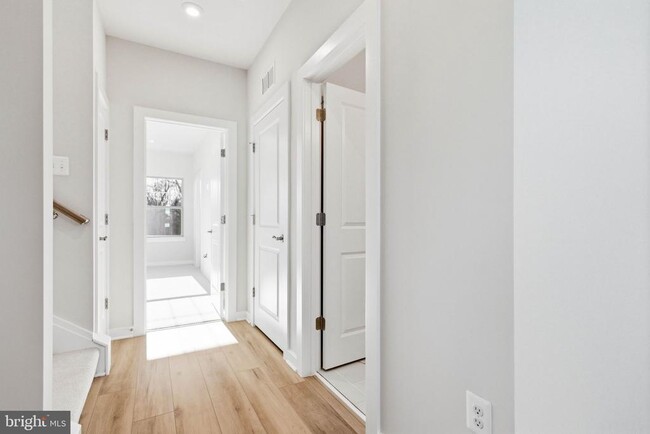 Building Photo - 1011 Venifena Terrace SE