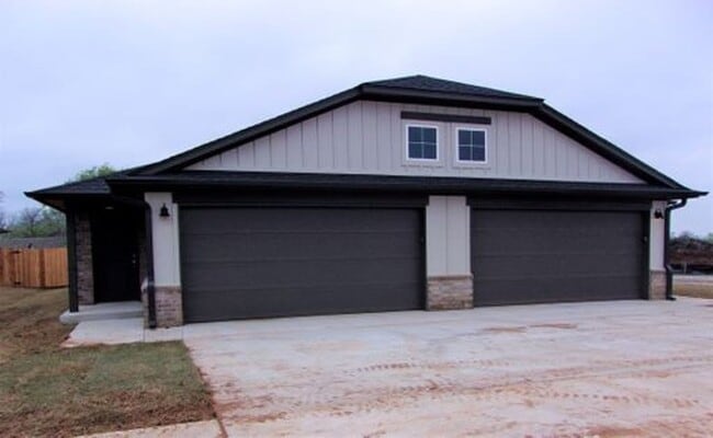 Building Photo - 3 Bed 2 Bath 2 Car Duplex in Chisholm Creek NW OKC