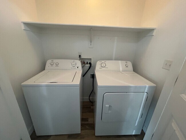 Building Photo - 3 Bedroom 3 Bathroom Townhouse in Saratoga Springs!