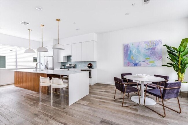 Building Photo - 5026 Bryan St