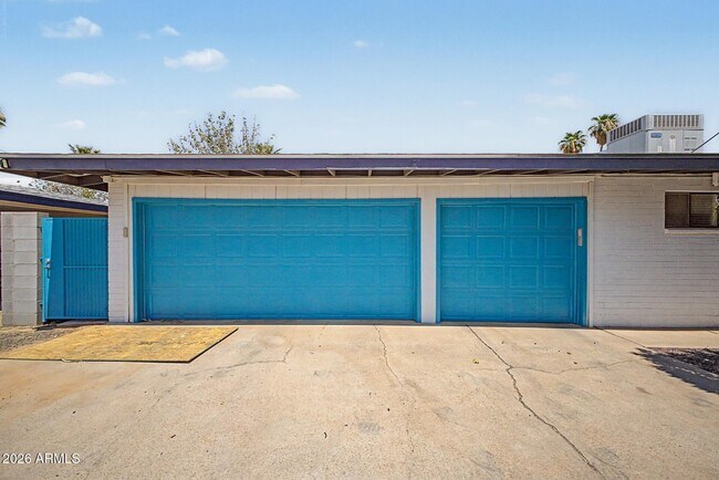 Building Photo - 2727 E Montecito Ave