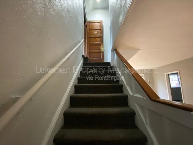 Building Photo - 513 Village St