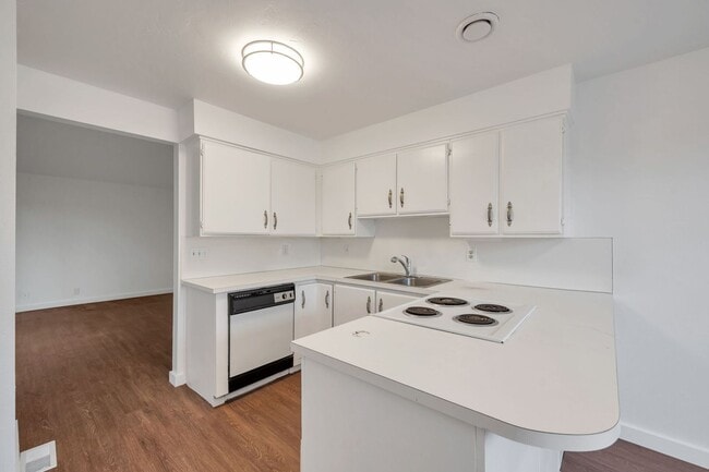 Building Photo - Newly Remodeled 2 Bed 1 Bath Duplex in West Valley