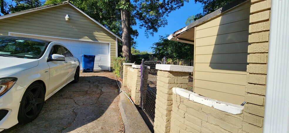Building Photo - Room in House on Donnelly Ave SW