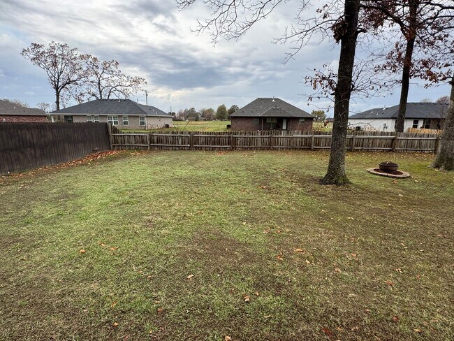 Building Photo - Immaculate home in Gentry close to schools