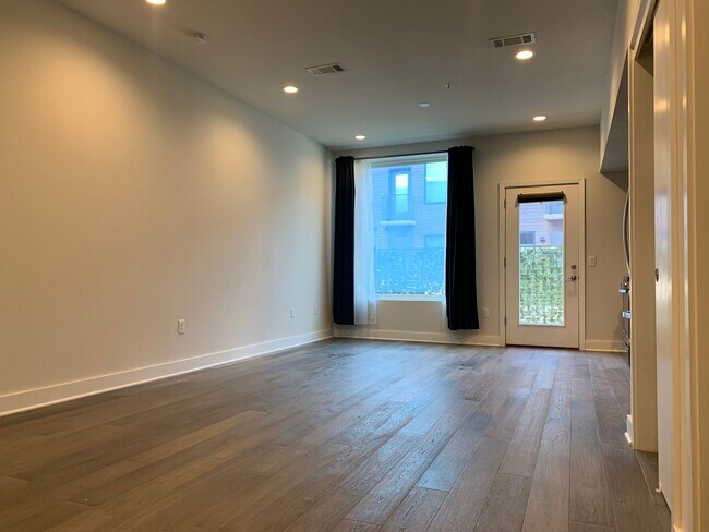 Building Photo - East Austin Studio! A Must See!