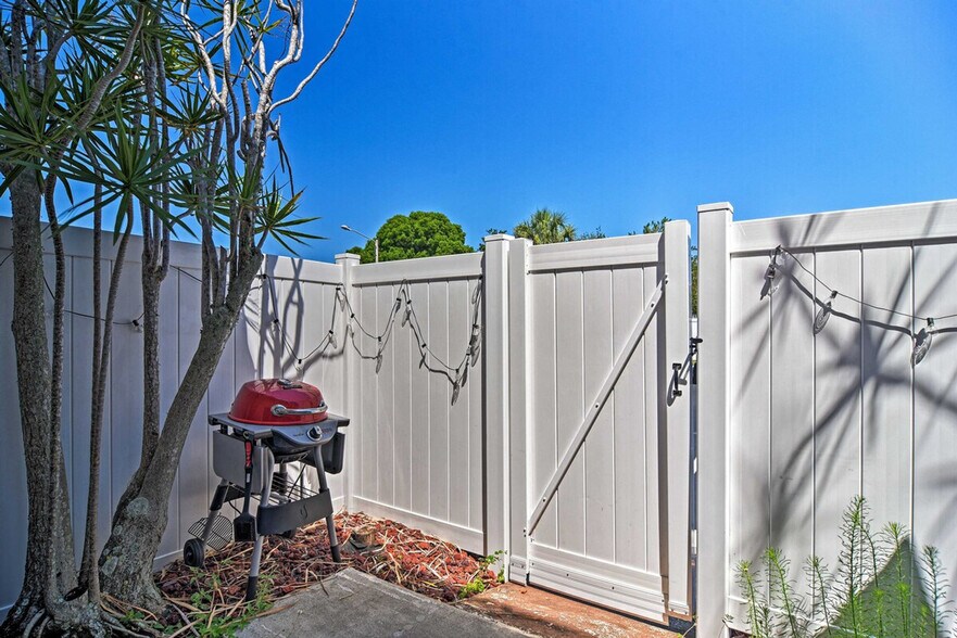 Building Photo - 8931 Blind Pass Rd