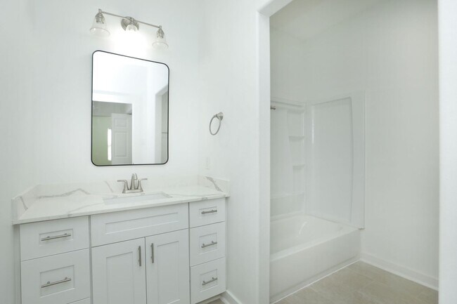 Building Photo - For Lease | 3 Bed, 2 Bath |1,350 Sq Ft |Tr...