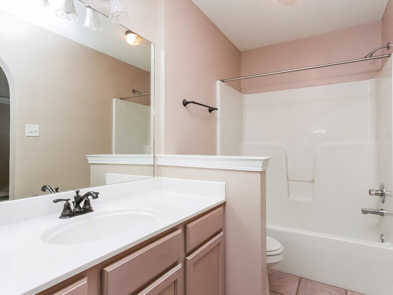 Building Photo - 1596 Far Dr