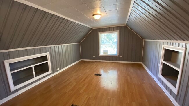 Building Photo - 10628 S Green St