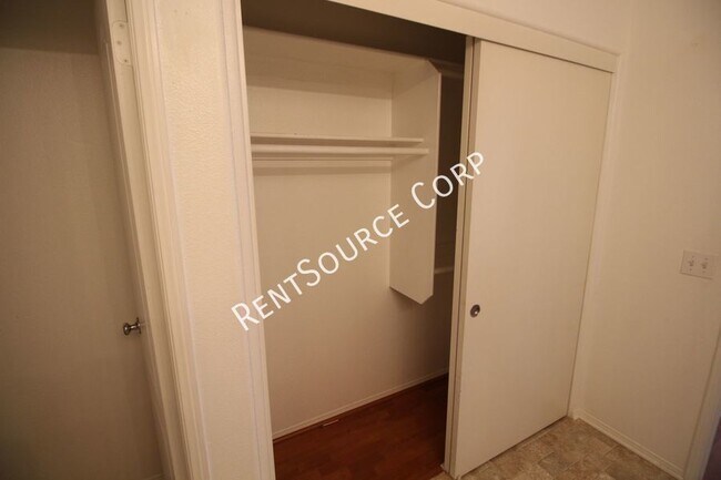 Building Photo - 3 Bedroom Townhome For Rent in Canyon Park...