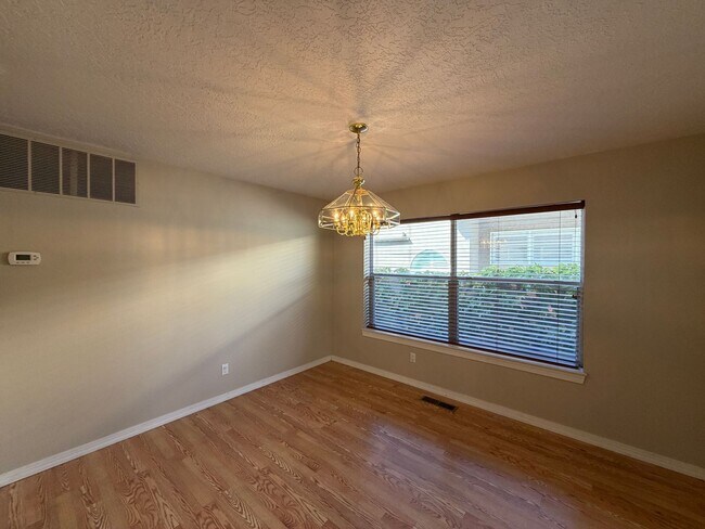 Building Photo - 6517 Glen Oak NE