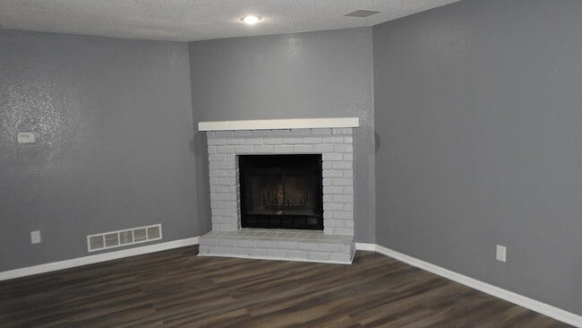Building Photo - Blue Springs - 2 bed - 1.5 bath Townhome