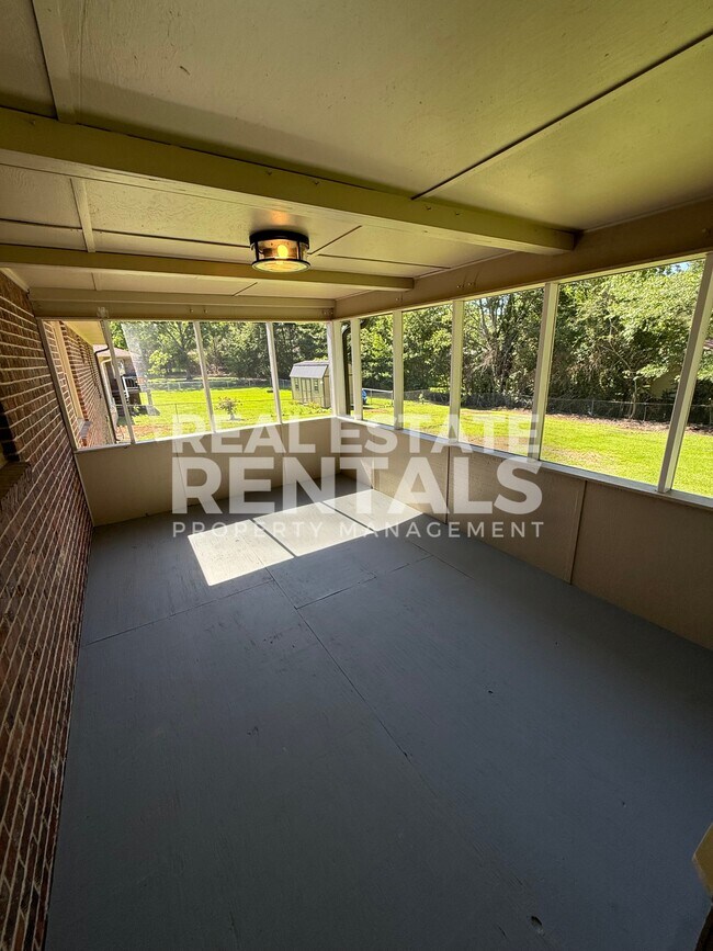 Building Photo - 120 S Hawk Dr
