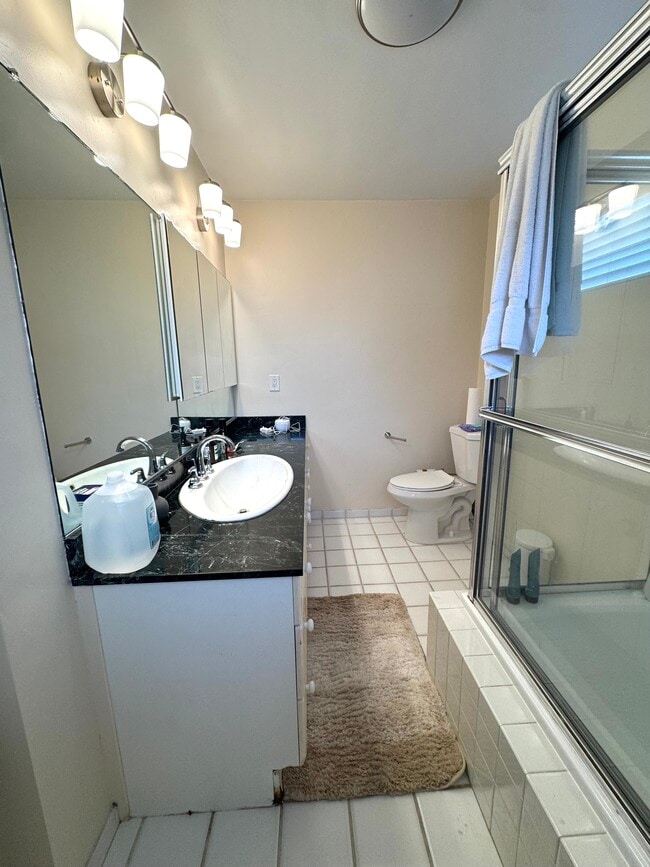 En-suite bathroom - 33 Paloma Ave