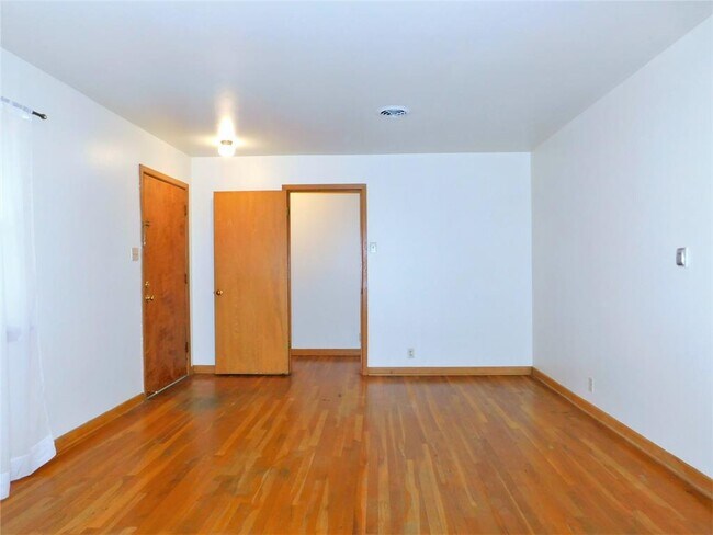 Building Photo - 1713 Crescent St