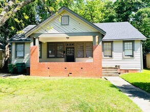 Building Photo - ** 3 Bed 2 Bath located in Capitol Heights...