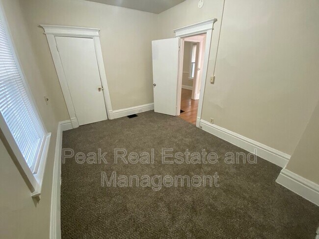 Building Photo - 855 Alexander St SE