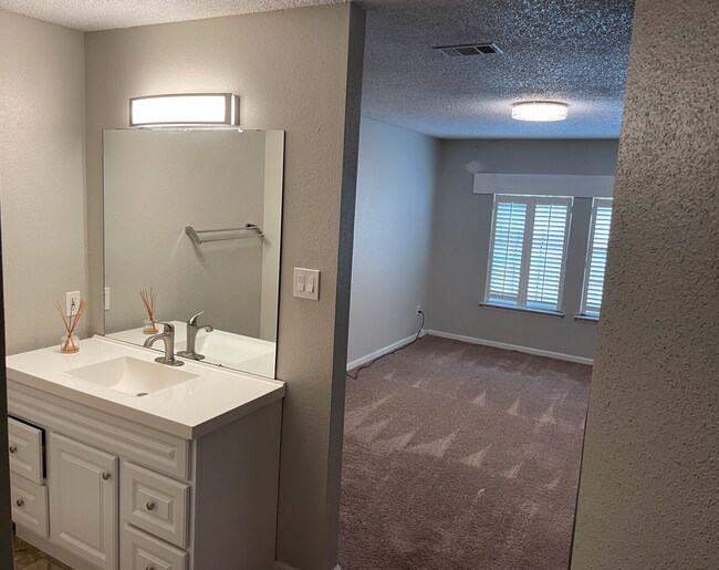 Building Photo - 11917 Bob White Dr