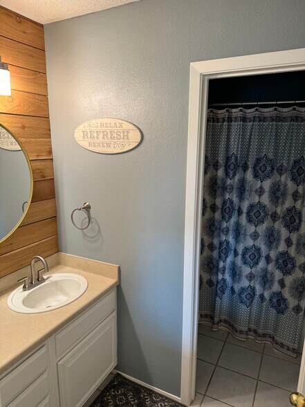 Building Photo - 604 Highcrest Dr