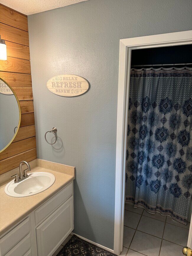 Building Photo - 604 Highcrest Dr