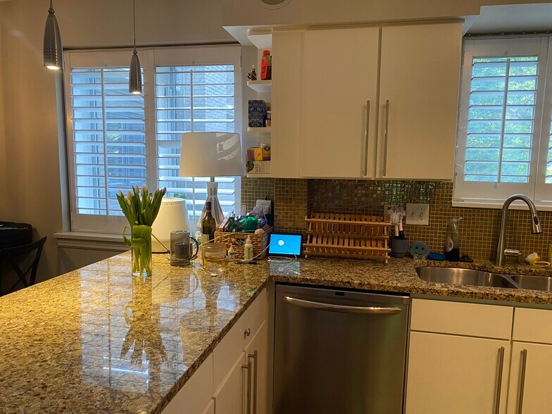 Building Photo - 227 N Dotger Ave