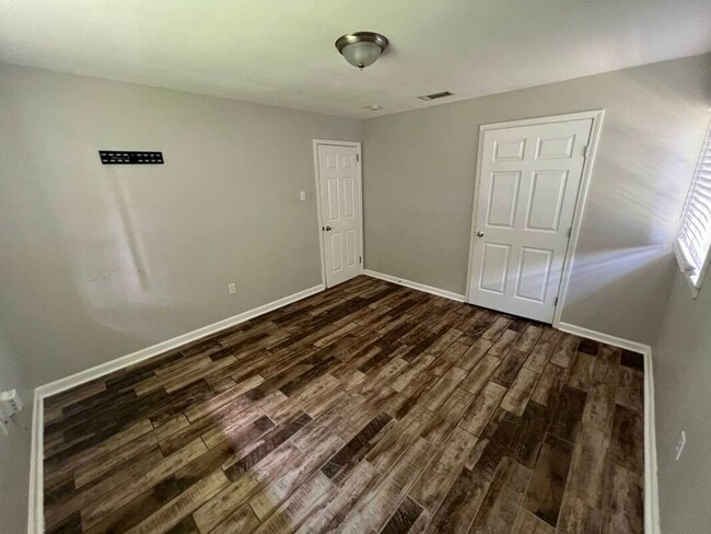 Building Photo - Charming 3BR Rental Featuring Granite Counters & Gas Range