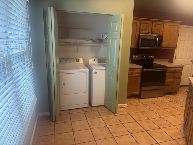 Building Photo - 916 Palomino Ln