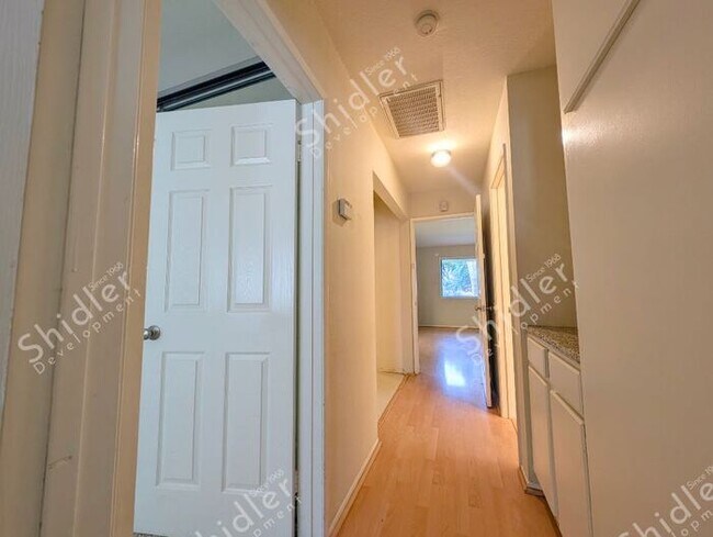 Building Photo - 2 Bed 1 Bath No one Above You