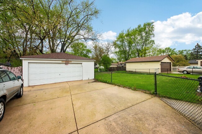 Building Photo - 670 Lakeview Ln