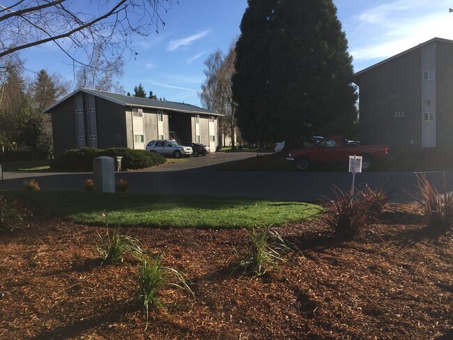 Building Photo - 311 Whitesell St W