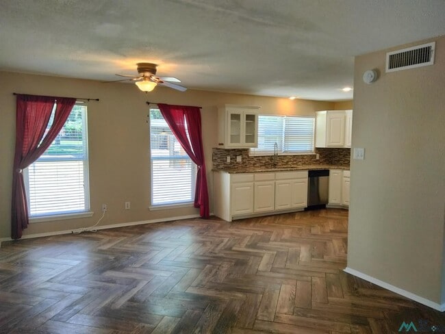 Building Photo - 1408 Colonial Pkwy