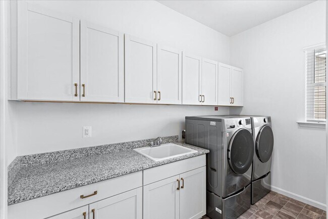 Building Photo - 8627 Fleetwood Dr