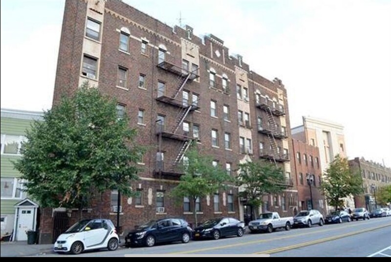 Building Photo - 821 Bergen Ave