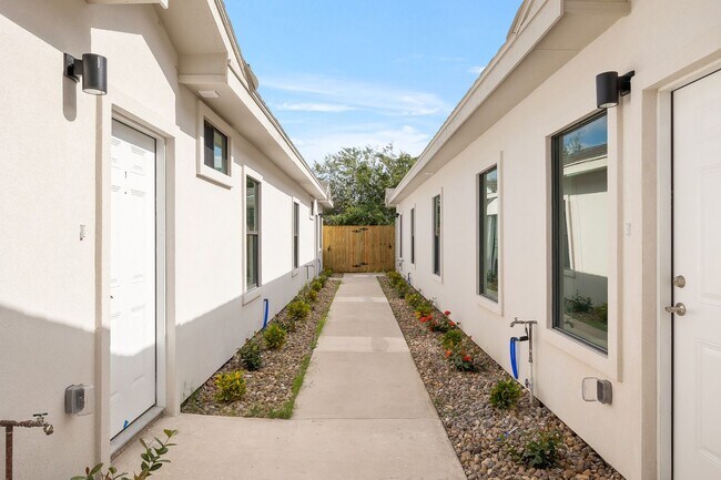 Building Photo - 810 S Michigan St