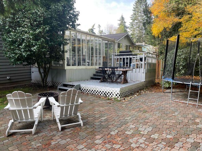 Building Photo - Lovely Kirkland House Ready for Someone to make it a HOME