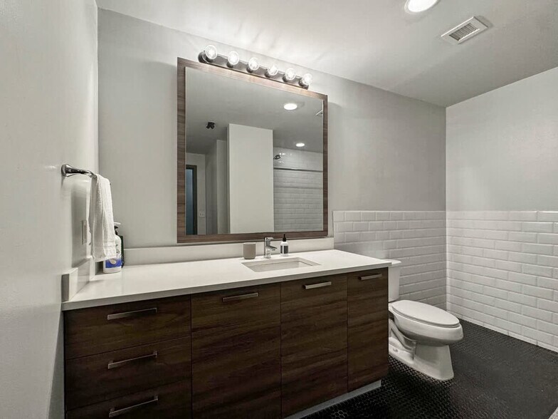 Building Photo - 500 S Ervay St