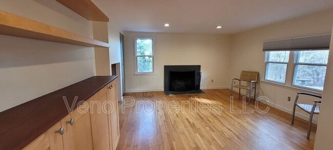 Building Photo - 16 Maple Ave