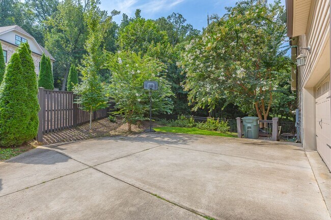 Building Photo - Fully Furnished Home!