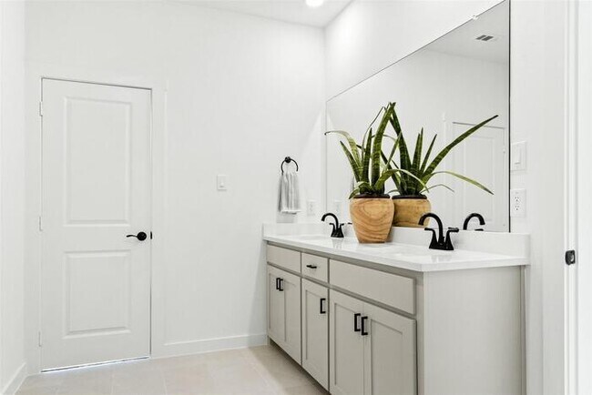 Building Photo - Upgraded Mira Lagos townhome with EV Charger and 2 car garage