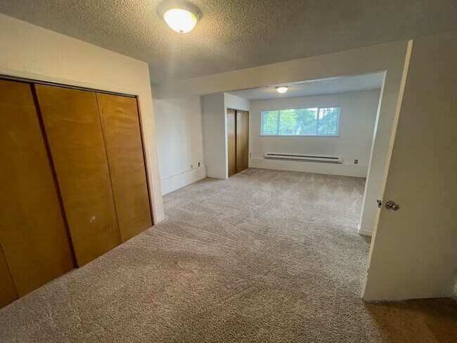Building Photo - 1017 N Viewmont Dr