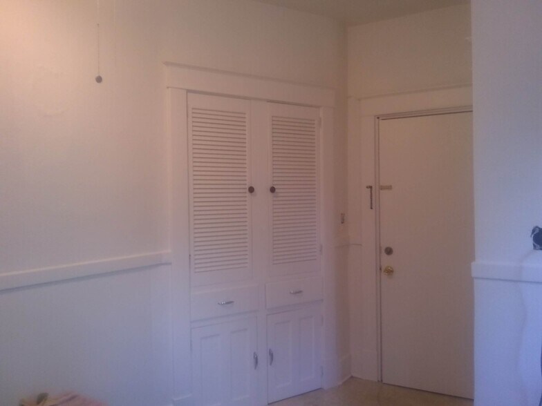 Kitchen - Entry door - 116 N 5th St