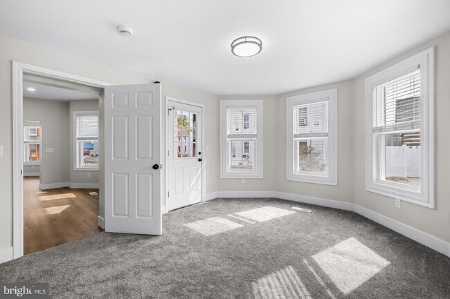 Building Photo - 320 W King St