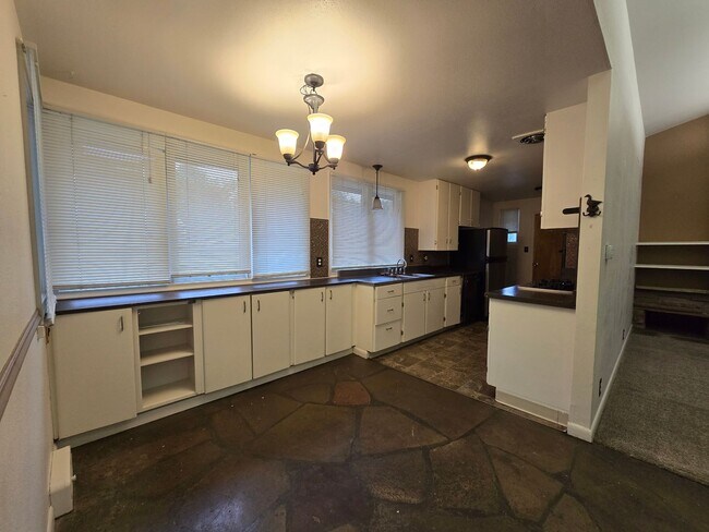 Building Photo - 3232 Poly Dr